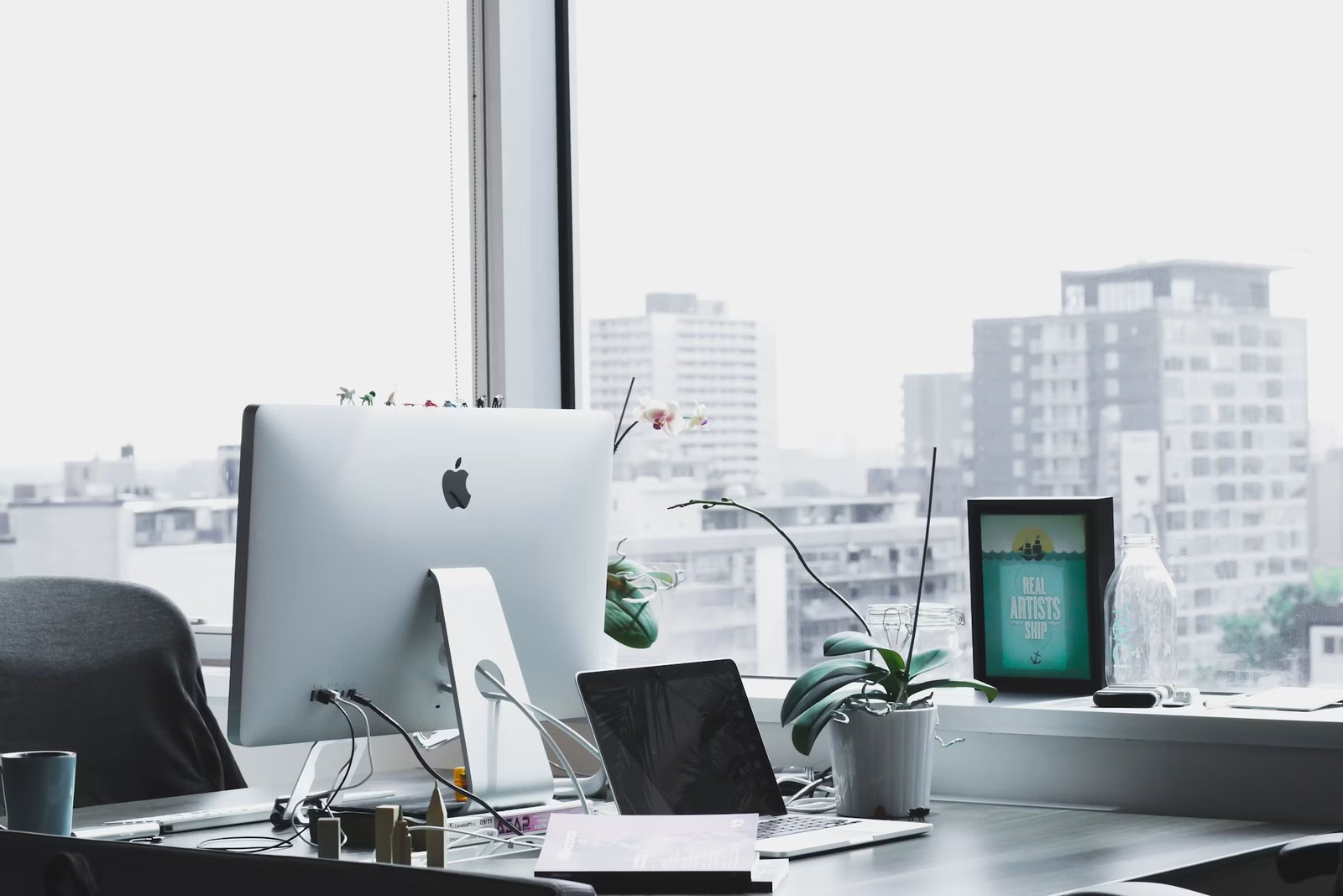 ECOMEXPRES London Office Workspace